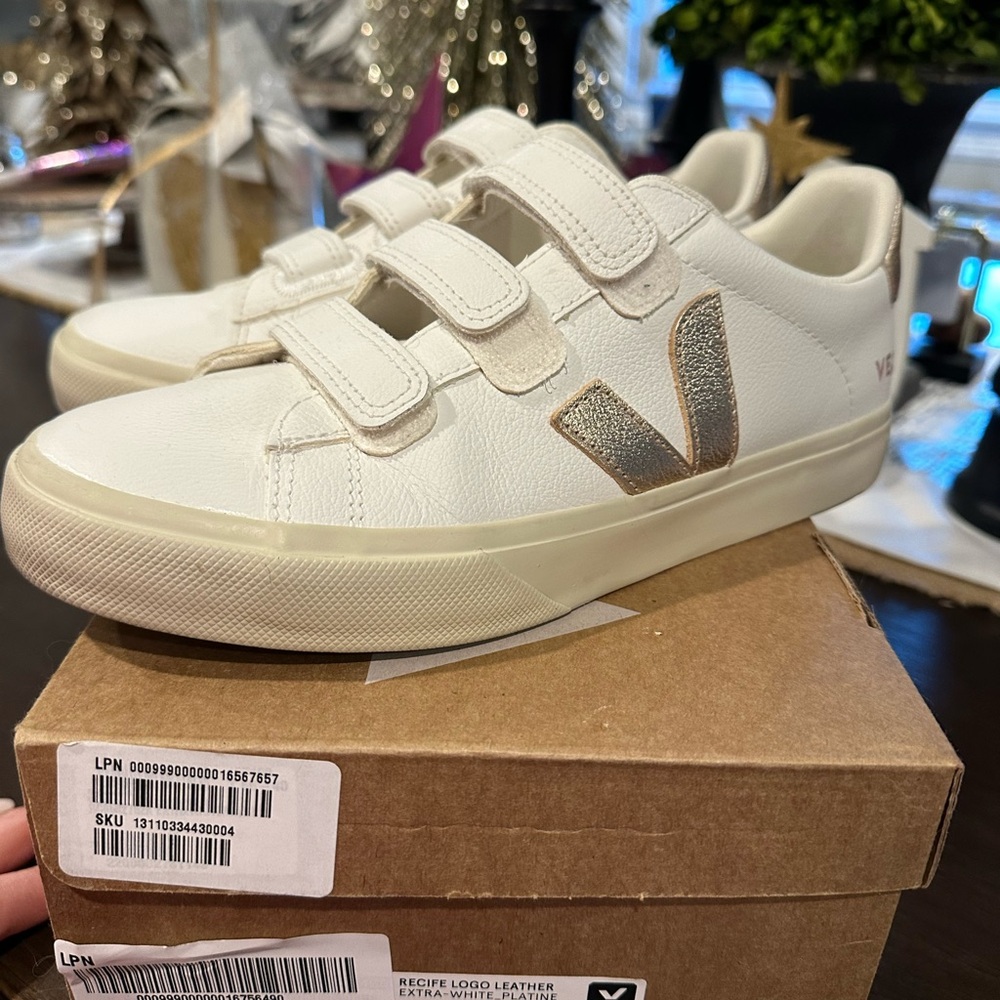 VEJA Recife Logo Leather Sneakers size 9 - Picture 3 of 8